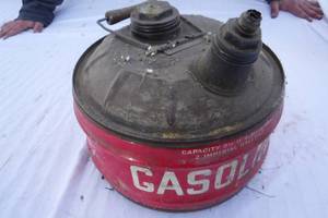 lot 6982 image: Vintage Gas Can 2.5 Gallon #2