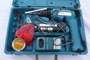 lot 6989 image: Makita Cordless Drill Kit