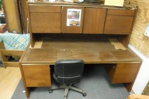 lot 19027 image: Vintage Desk with Credenza