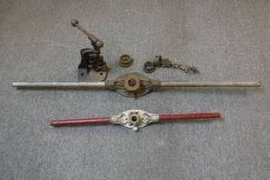 lot 19125 image: Vintage Pipe Threaders and Pipe Vice