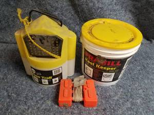 lot 14001 image: Minnow Buckets with Marker Bouey