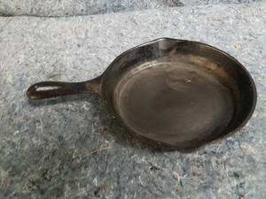 lot 14010 image: 8 Martin Iron Skillet
