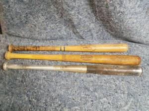 lot 14011 image: Lot of 3 Kids Baseball Bats