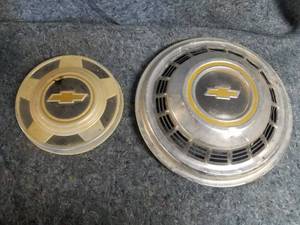 lot 14043 image: Vintage Chevy Hubcaps