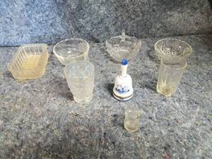 lot 14049 image: Lot of Vintage Glassware and a Bell Trinket