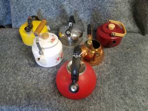 lot 14059 image: Vintage Teapot Lot