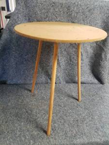 lot 14073 image: Round Table w 3 Removable Legs