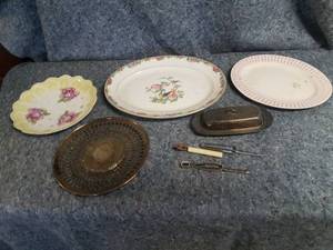 lot 14077 image: Vintage Tableware and Vegetable Peelers