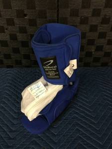 lot 1562 image: DeRoyal Ankle Contracture Boot