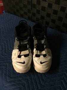 lot 1593 image: Nike Air Size 12 Shoes