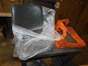 lot 2076 image: Lot of 2 Round Hill Furniture Bar Stools
