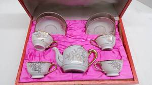 lot 4765 image: Childs Tea Set - some chips