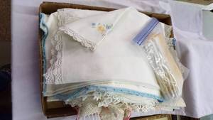 lot 4771 image: Doillies and Table Runners