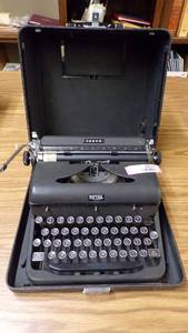 lot 4837 image: Manual Royal Typewriter