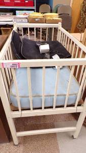 lot 4882 image: Doll Crib