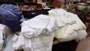 lot 4907 image: Bedding Lot