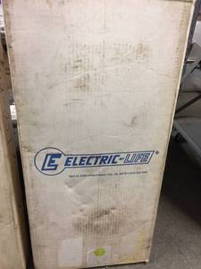 lot 4085 image: Chevy Suburban Part