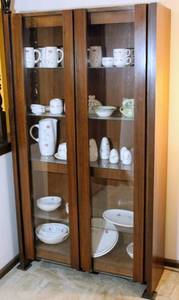 lot 1520 image: Vintage Teakwood Lighted Display Cabinet with Glass Shelves (matches lot 1521)