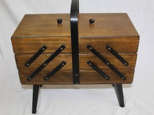 lot 1532 image: Vintage Wooden Accordian Sewing Box