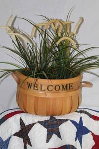 lot 1533 image: Wooden Welcome Basket with Leather handles and Greenery with Quilted Runner