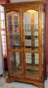 lot 1522 image: Vintage Oak Lighted Display Cabinet with Glass Shelves