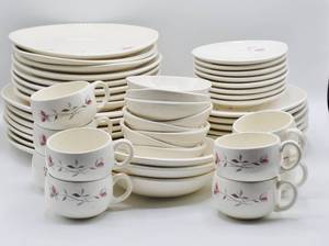 lot 1605 image: 51 Piece Set Mid Century Franciscan Earthenware - Pattern Duet