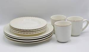 lot 1611 image: 10 Pieces of Thomson Pottery - variety of patterns