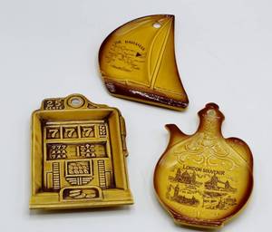 lot 1621 image: 3 piece set Vintage Souvenir Ceramic Wall Hangings