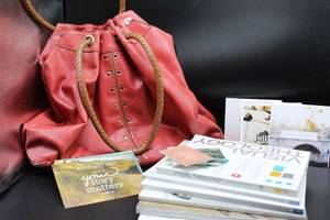 lot 1777 image: Womens Bag of Inspirational Books and Cards