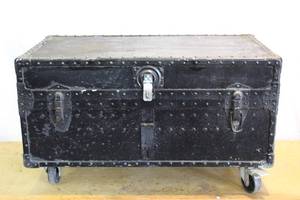 lot 1668 image: Vintage Metal Trunk on Wheels