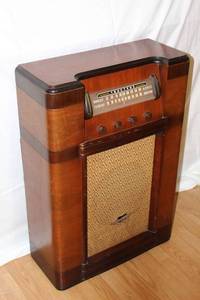 lot 1557 image: Antique Truetone Standing Radio Cabinet