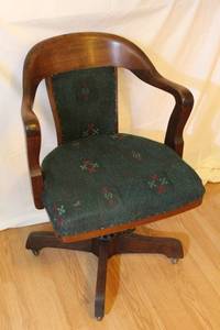 lot 1561 image: Antique Swivel Milwauke Chair Co. Office Chair Oct. 20th 1914