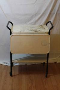 lot 1564 image: Vintage Expandable 2 Shelf Metal Rolling Cart