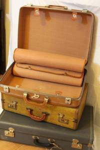 lot 1652 image: 3 Vintage Hard Side Vinyl Suitcases