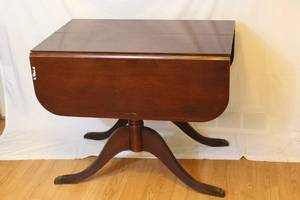 lot 1654 image: Duncan Phyfe Antique Mahogany Drop Leaf Dining Table