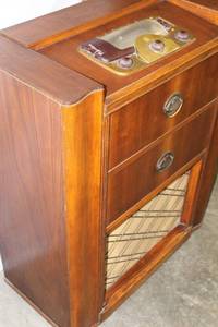 lot 1673 image: Antique Zenith Standing Tuner Radio