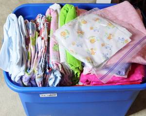lot 1700 image: Entire Tub FULL of Fabric and Quilting Squares