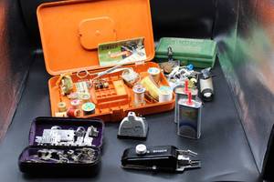 lot 1706 image: Vintage Singer Sewing Machine and White Sewing Machine Parts