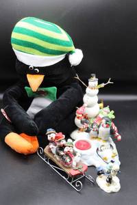 lot 1718 image: Penguin Christmas Lot