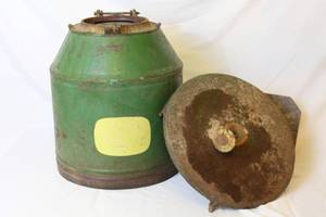lot 1666 image: Vintage Metal John Deer Seed HopperFeeder with Plate