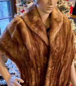 lot 1786 image: Vintage Circa 1950s Fur Stole by Fields of Jackson
