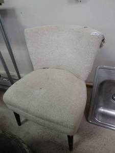 lot 7156 image: Sitting chair.