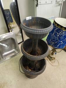 lot 7159 image: Plastic water fountain.