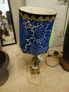 lot 7160 image: Lamp with decorative shade.