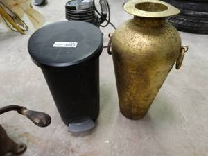lot 7167 image: Small trashcan and vase.