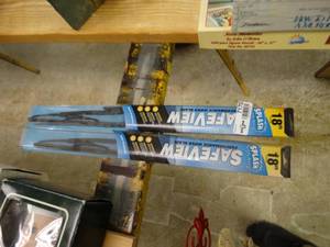 lot 7170 image: 2 18 windshield wipers.
