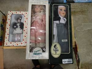lot 7171 image: 3 collectible dolls.