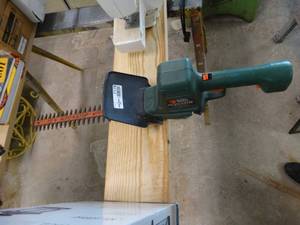 lot 7178 image: Black and Decker 18 trimmer.