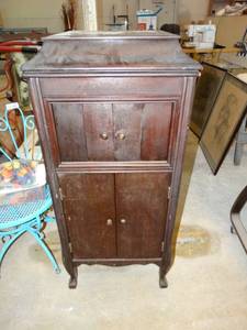 lot 7196 image: Columbia grafonola Victrola .