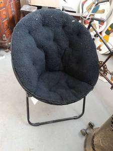 lot 7224 image: Comfortable lounge chair.